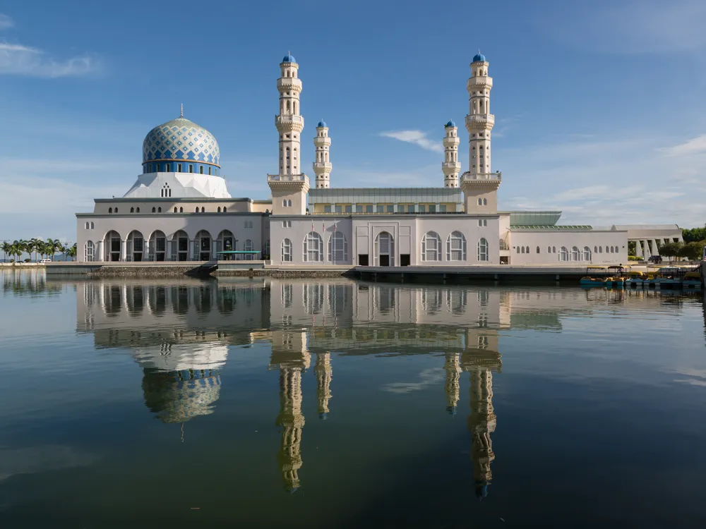 <p><strong>Likas City Mosque: Southside Serenity</strong>.</p>